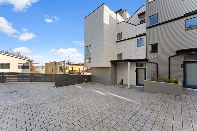 Building Photo - Modern 3-story townhome with A/C located i...