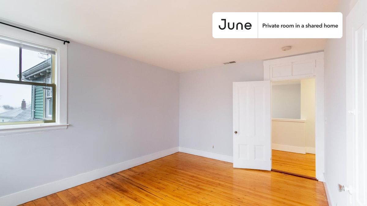 Building Photo - Private bedroom in 5 bed/2.5 bath Home
