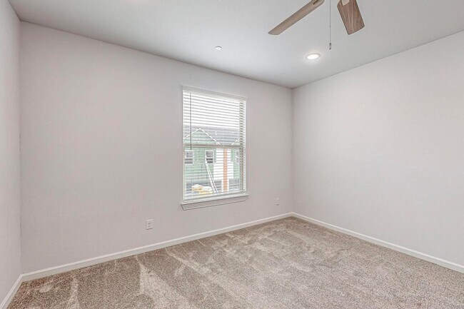 Building Photo - 4 Bed 3 Bath Luxurious Townhome in Frisco!