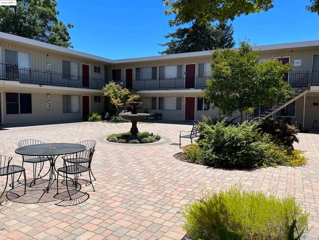 Primary Photo - 1651 Detroit Ave