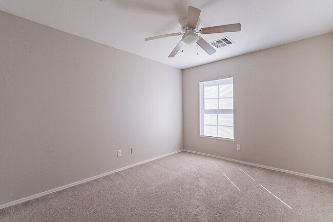 Building Photo - large 3 bedroom home for rent