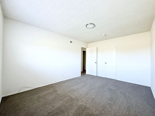 Building Photo - Single Level Duplex!
