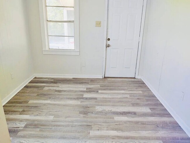 Building Photo - 402 Lamar St