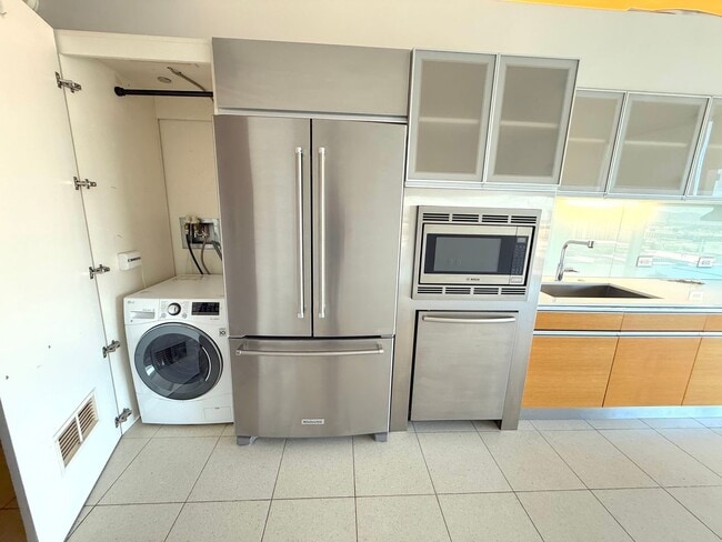 Building Photo - Spacious 10th Floor Studio at The Veer Towers!!