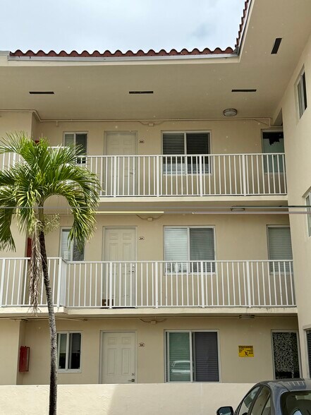 Building Photo - 1014 Salzedo St