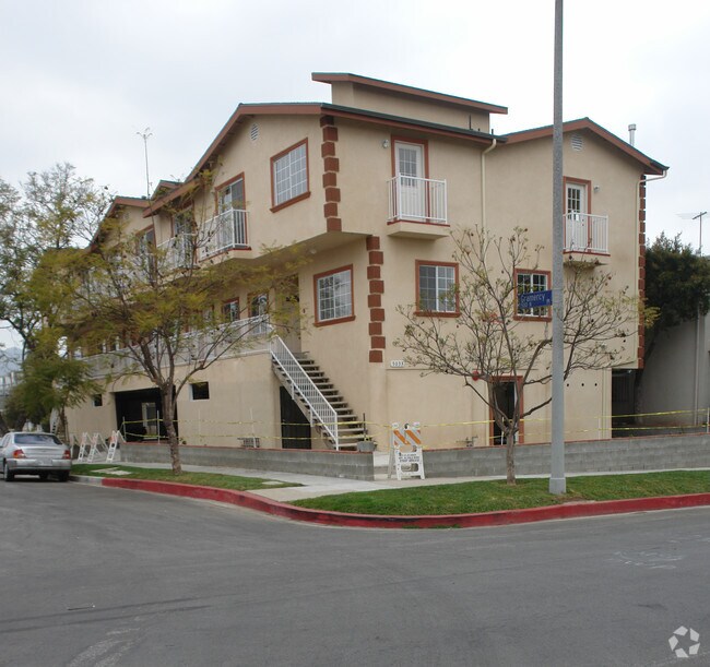 Primary Photo - 5033 Maplewood Ave