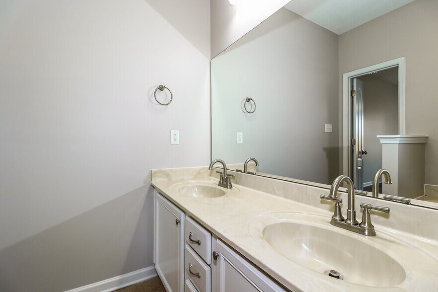 Building Photo - 300 Mossy Springs Dr