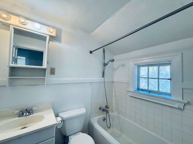 Building Photo - 1104 Toledo Ave