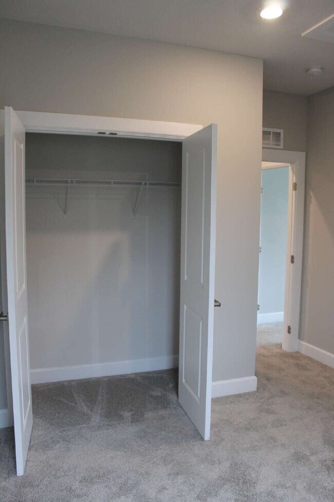 Building Photo - Exquisite 3-Bed Townhouse in Moon Township...