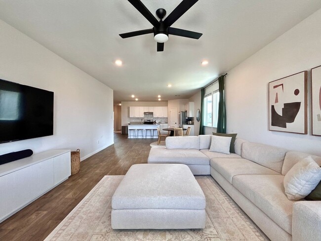 Building Photo - 401 Town Lk Bnd