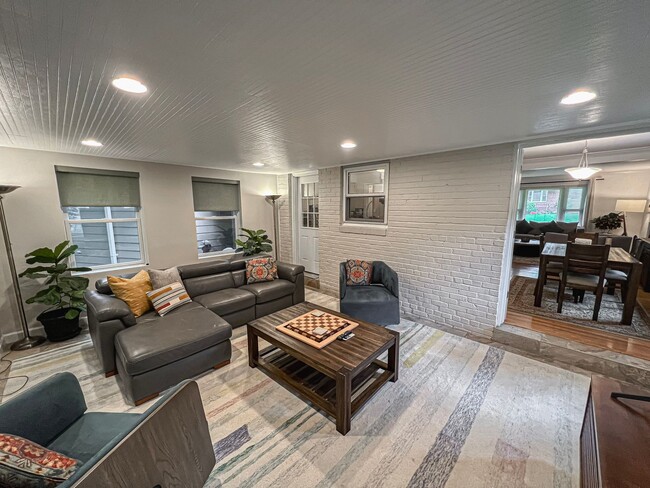 Building Photo - Sunny and Bright 4 Bedroom 3 Bath 2 Level ...