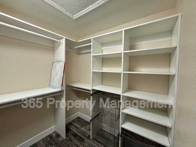 Building Photo - 6153 Mountain Way Ave