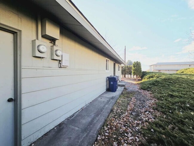 Building Photo - 1037/1039 Eastmont Ave. Duplex