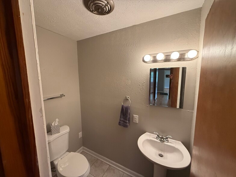 Building Photo - 7105 Whitesburg Dr SE