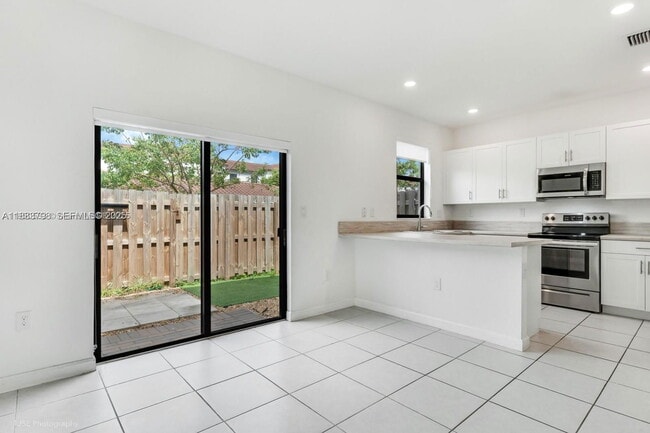 Building Photo - 21071 NE 8th Ave