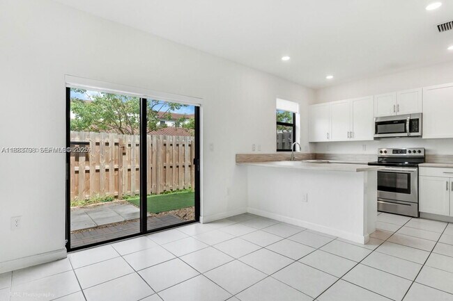 Building Photo - 806 NE 211th St