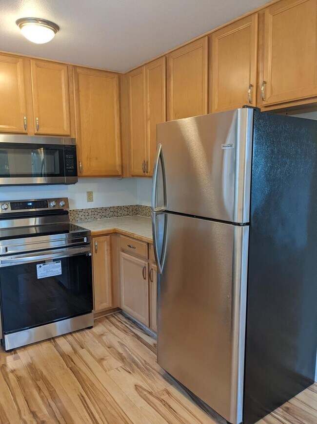 Building Photo - Woodinville townhouse style condo. 2 bed 2...