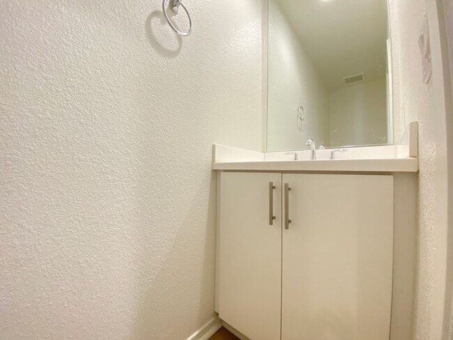 Building Photo - 3 bed, 3.5bath wihtin The Pacific Ridge Community in Oceanside