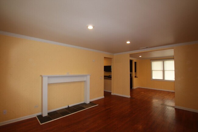 Building Photo - 3 Bedroom, 1.5 Bath Home in Central Tyler!
