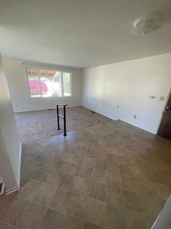 Building Photo - Charming 2 Bedroom Duplex With Fenced Yard...