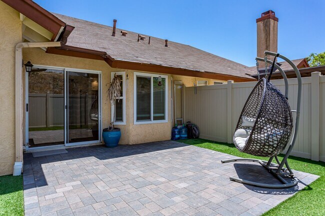 Building Photo - Charming Remodeled Townhome!