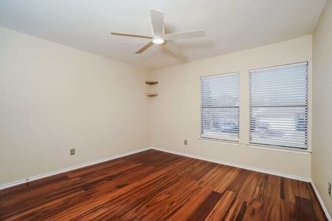 Building Photo - Upgraded 3 bedroom with loft! No Carpet