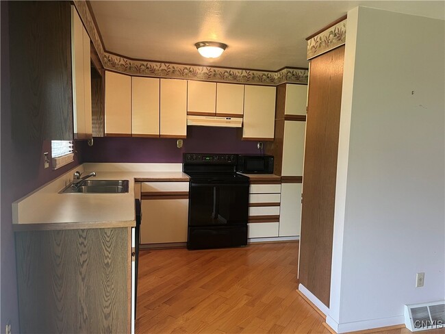 Building Photo - 8180 Mantova Dr