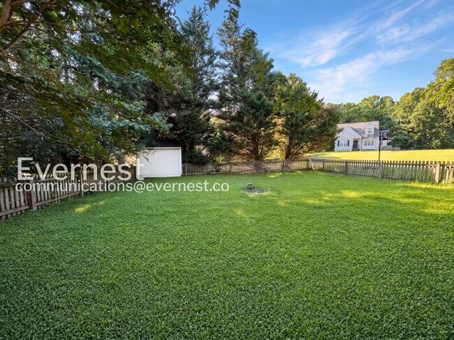 Building Photo - 3 Bed/1.5 Bath Home with Fenced Yard / Available Now!