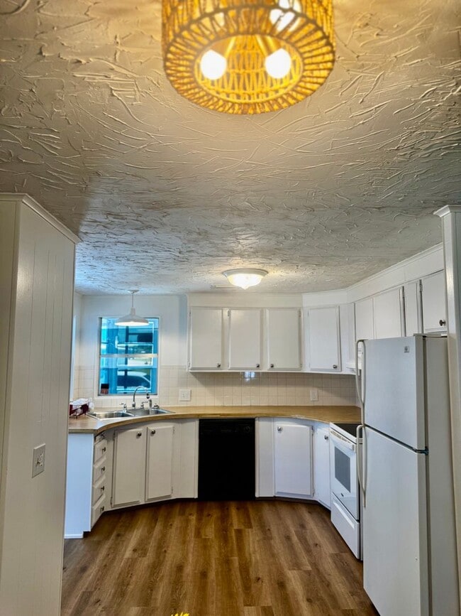 Building Photo - Welcome to your Florida retirement dream in desirable Hollywood Estates.