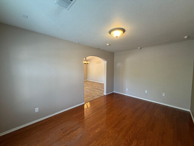 Building Photo - 3 Bedroom Single Story Home Available Near Dellyne Ave NW & Unser Blvd NW!