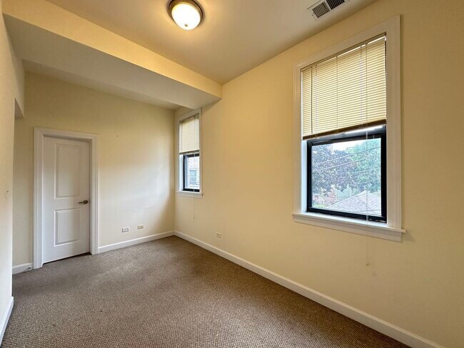 Building Photo - 4715 N Sheridan Rd