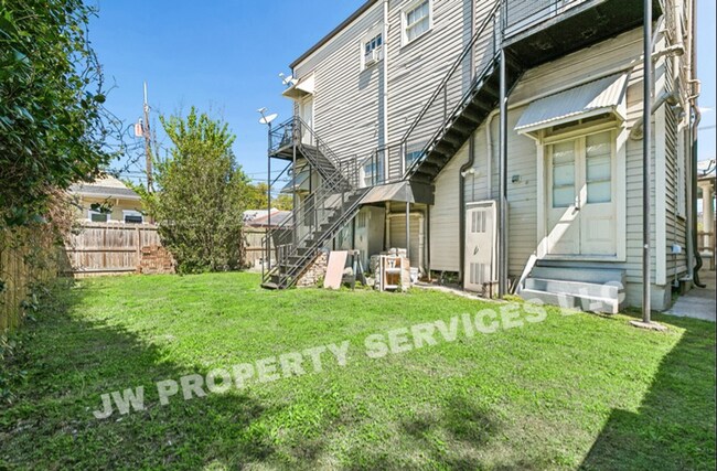 Building Photo - 2332 Ursulines Ave