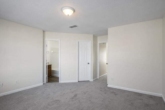 Building Photo - Beautiful Upgraded Townhome!