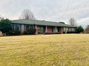 Building Photo - Nice 3 Bed 2 Bath! Available Fall 2026!