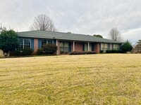 Building Photo - Nice 3 Bed 2 Bath! Available Fall 2026!