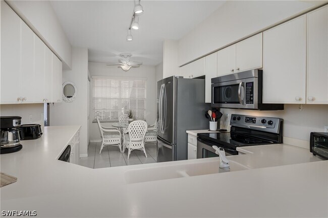 Building Photo - 8085 Celeste Dr