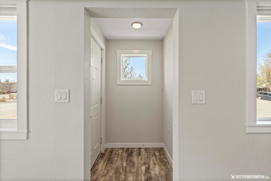 Entry - 1027 Juneau St