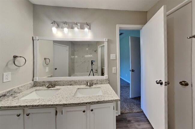 Building Photo - 8155 Big Oak Trail Dr