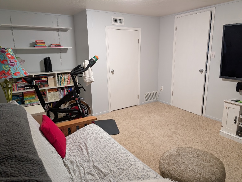 Building Photo - 4914 N Cedar St