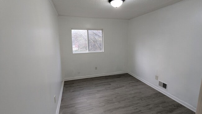 Building Photo - Charming 5-bedroom home located in the heart of Akron