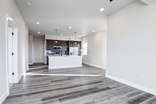 Building Photo - Modern 2-Bedroom Apartment in Prime Denver...