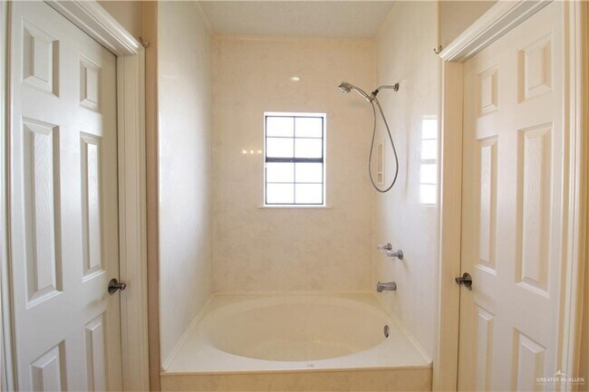 Building Photo - 17 Quamasia Ave