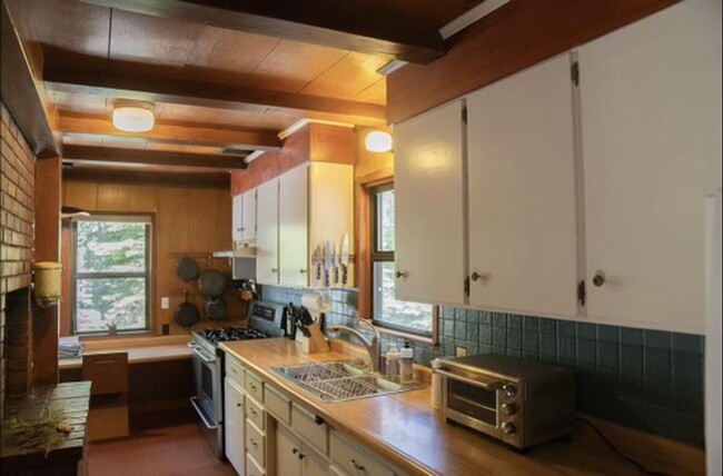 Building Photo - River Cabin