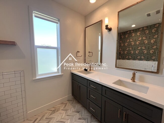 Building Photo - Elevated Luxury Living in This Updated 3BD/3.5BA Downtown Home with Private Rooftop