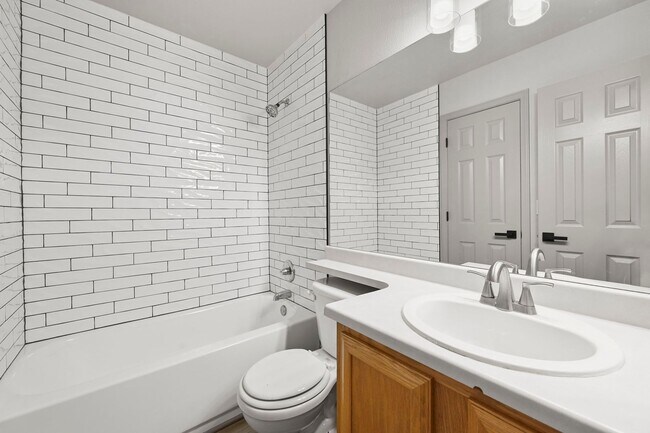 Building Photo - 5540 Almont Ave