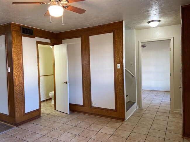 Building Photo - 704 Skyline Dr