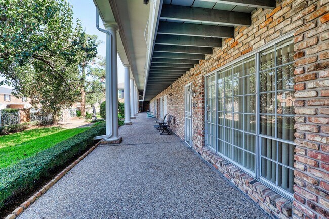 Building Photo - 2201 Fountain View Dr
