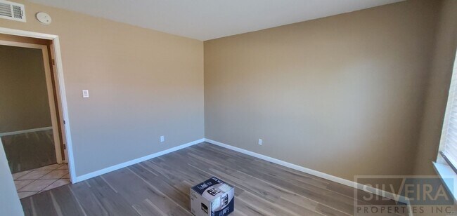 Building Photo - 1642 N Russell Ave