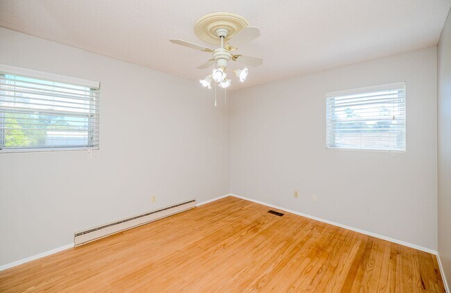 Building Photo - 240 Maywood Dr