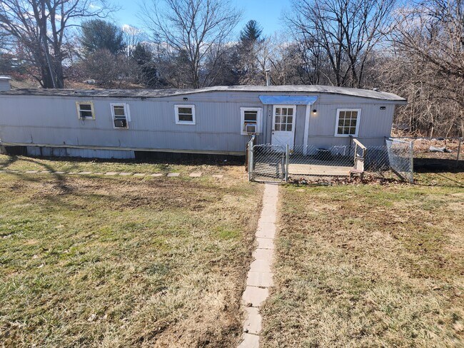 Primary Photo - 619 Broad Ln